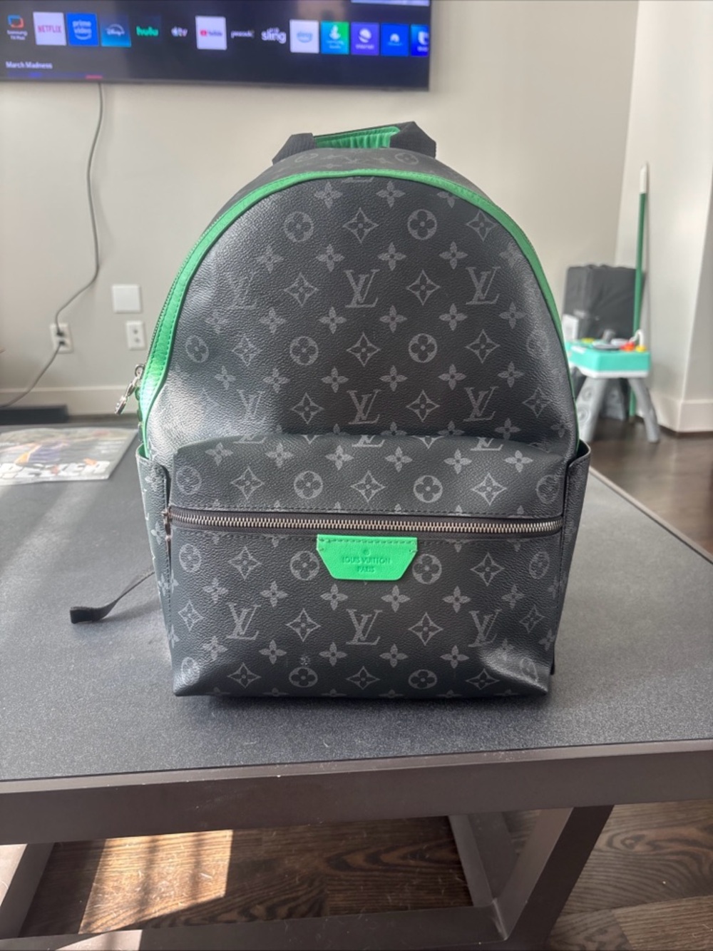 Louis Vuitton Monogram Eclipse Discovery
Backpack M25887 Bamboo green
